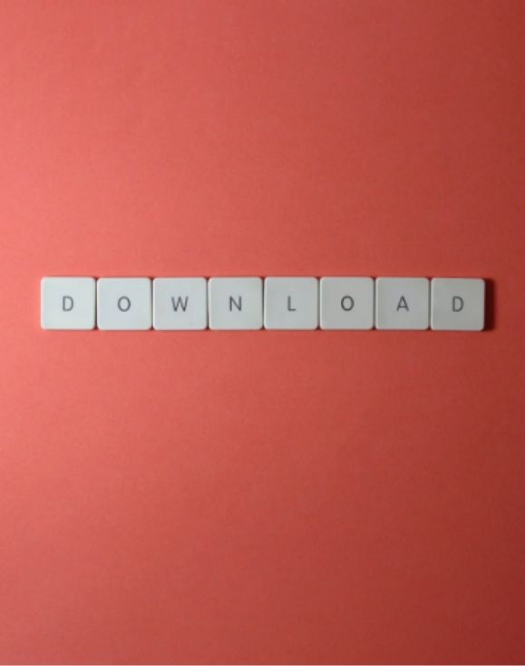 Spielsteine mit Buchstaben die das Wort "Download" bilden